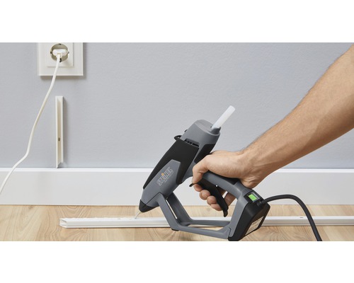 Použití tavné pistole k upevnění ozdobné lišty