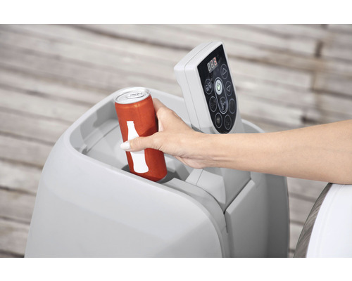 Vkládání plechovky do držáku nápojů vířivky