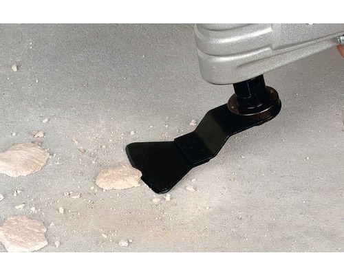 Multifunkční nástroj s nástavcem špachtle při práci