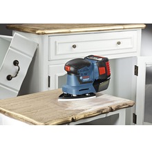 Akumulátorová excentrická bruska brousí komodu