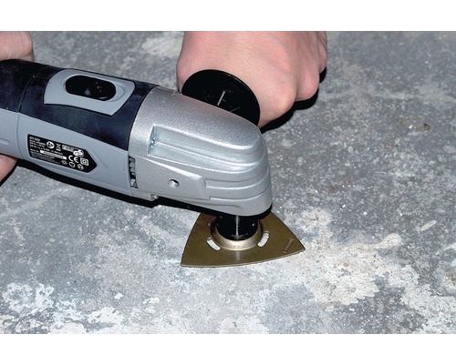 Multifunkční nástroj v provozu s trojúhelníkovým brusným papírem