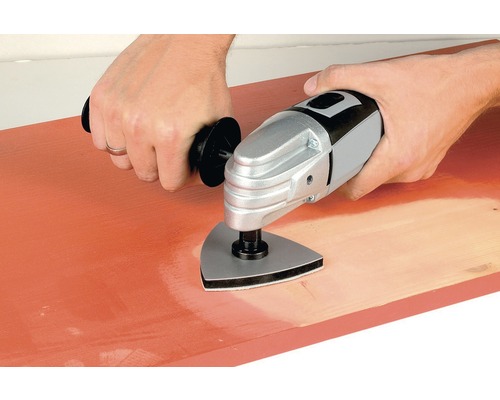 Multifunkční nástroj používaný na dřevěné desce