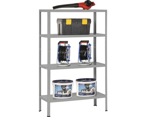 Šedý kovový regál se čtyřmi policemi s fukary na listí, boxem na nářadí, kabelovými bubny a kbelíky s barvou.