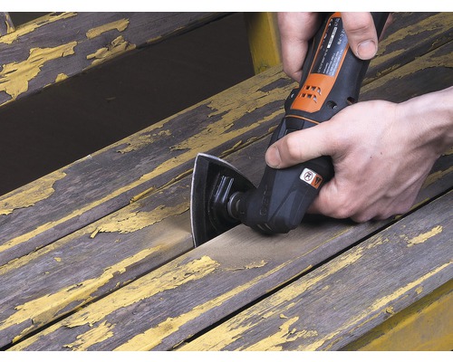 Oscilační elektrické nářadí používané k broušení dřeva