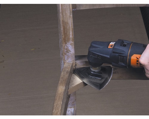 Multifunkční nástroj používaný na dřevěné židli