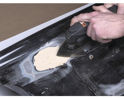 Oscilační elektrické nářadí používané na povrchu s tmelem.