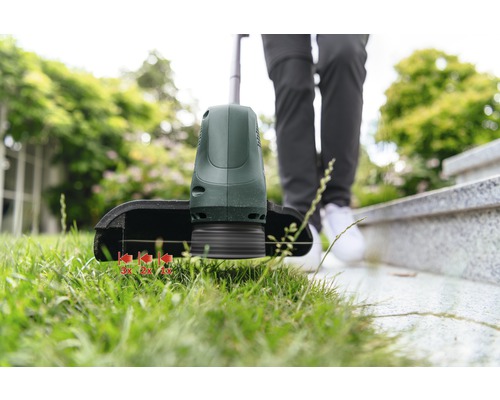 Strunová sekačka při zastřihávání okrajů trávníku