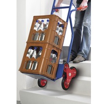 Schodišťový vozík se dvěma přepravkami nápojů na schodišti.