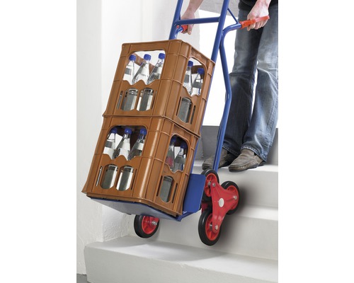 Schodišťový vozík se dvěma přepravkami nápojů na schodišti.