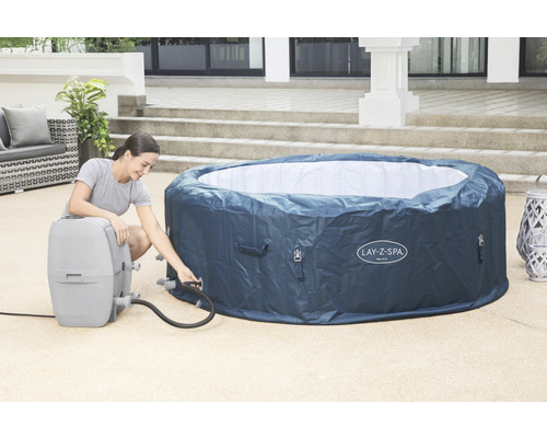 Žena připojuje nafukovací vířivku Lay-Z-Spa k pumpě