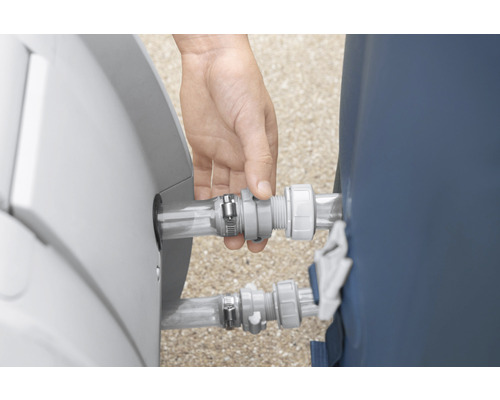 Detailní záběr sestavené bazénové přípojky