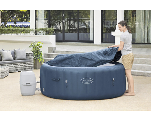 Nafukovací vířivka Lay-Z-Spa s krytem a čerpadlem na terase