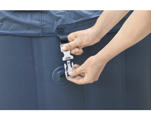 Detail upevňovacího mechanismu krytu bazénu