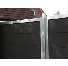 Detailní pohled na plot s rámem pro ochranu soukromí