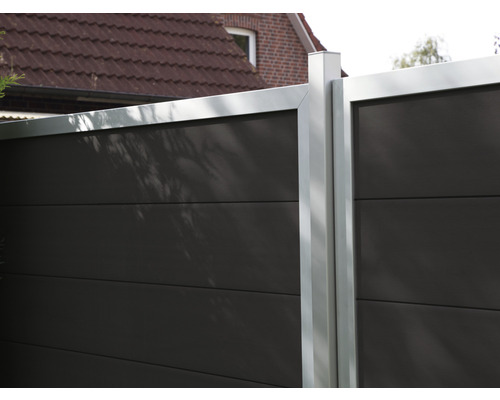 Detailní pohled na plot s rámem pro ochranu soukromí