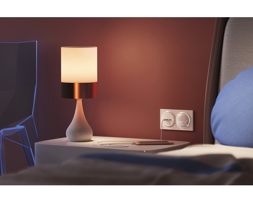 Noční stolek s lampou a USB zásuvkou