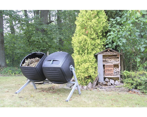 Dva plastové kompostéry a hmyzí hotel na zahradě