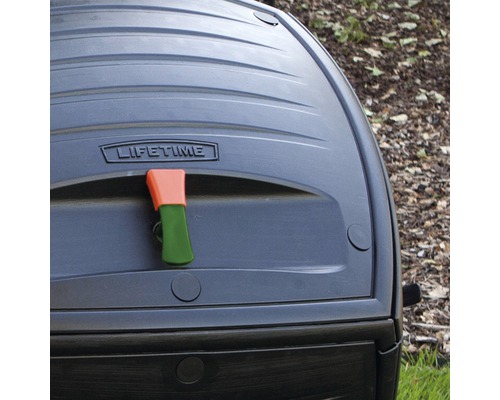 Detailní záběr kompostéru s logem Lifetime