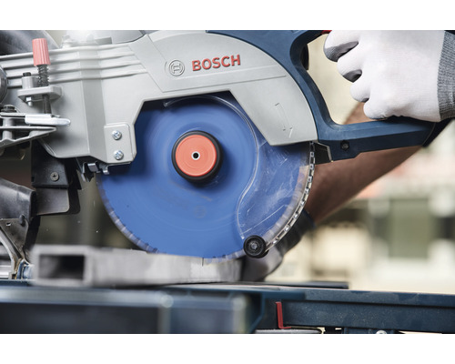 Logo Bosch. Pokosová pila řeže obrobek.
