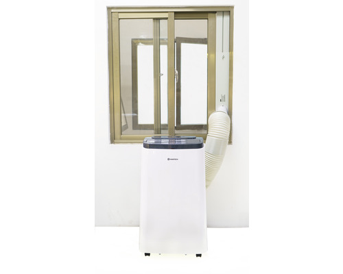 Mobilní klimatizace s výfukovou hadicí před oknem