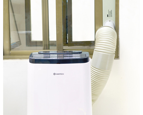 Logo Hantech na klimatizaci s výfukovou hadicí u okna