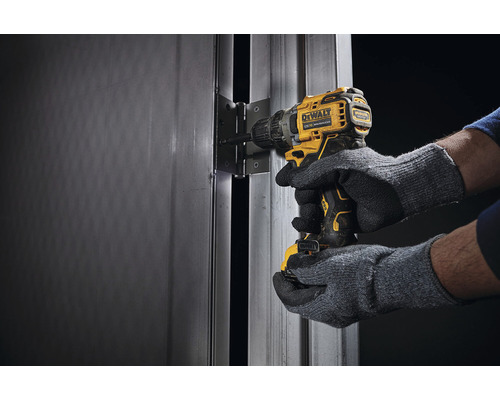 Akumulátorový vrtací šroubovák připevňuje dveřní závěs