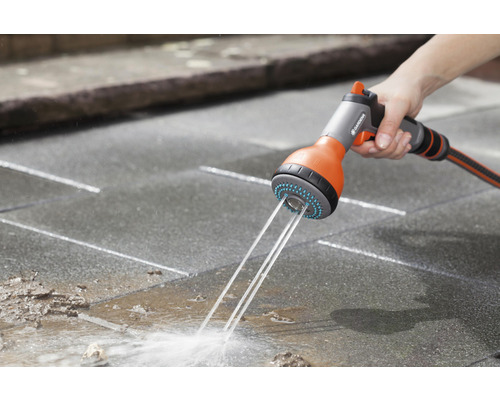 Zahradní hadicová tryska používaná při čištění terasy