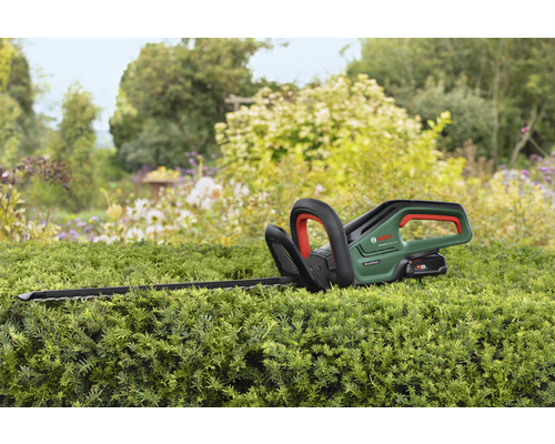 Akumulátorové nůžky na živý plot Bosch při venkovním použití