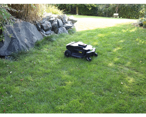 Robotická sekačka na trávníku v zahradě