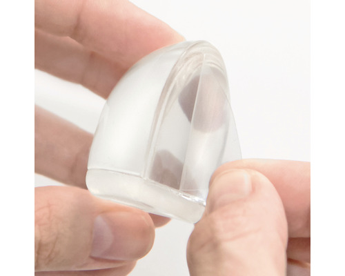 Rohový chránič z plastu drží ruce.