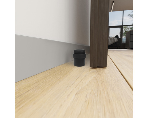 Gumový dveřní doraz na podlaze vedle dveří