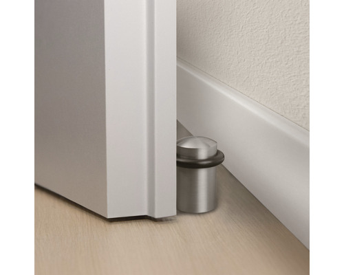 Kovový dveřní doraz u rámu dveří