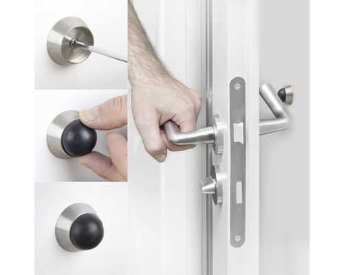 Detailní záběr na montáž dveřního kování a zarážky dveří