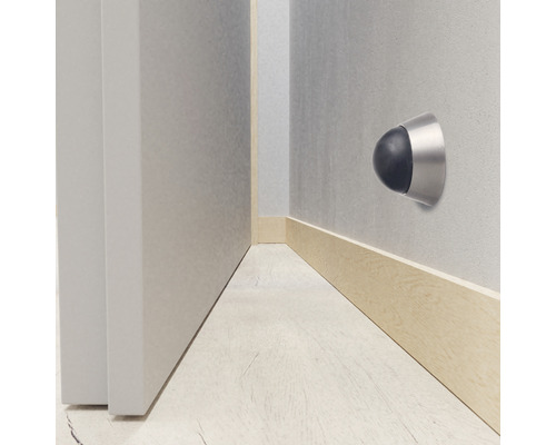 Nástěnný dveřní doraz s gumovým tlumičem vedle dveří