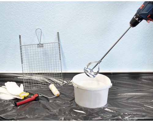 Nástavec pro míchání barev na vrtačce nad kbelíkem s barvou s válečkem na barvu, stírací mřížkou a rukavicemi