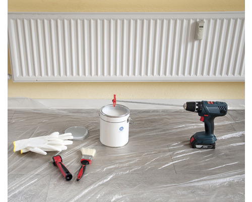 Nástroje a pomůcky pro malování: barva, míchadlo barev, vrtačka, štětec, váleček a ochranné rukavice