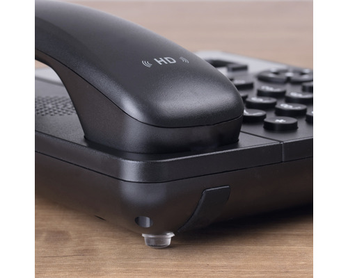 Detailní záběr černého stolního telefonu s funkcí HD