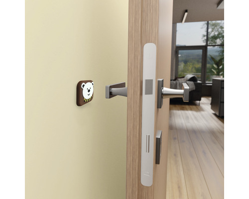 Otevřené dveře s klikou a nástěnným chráničem s motivem medvěda