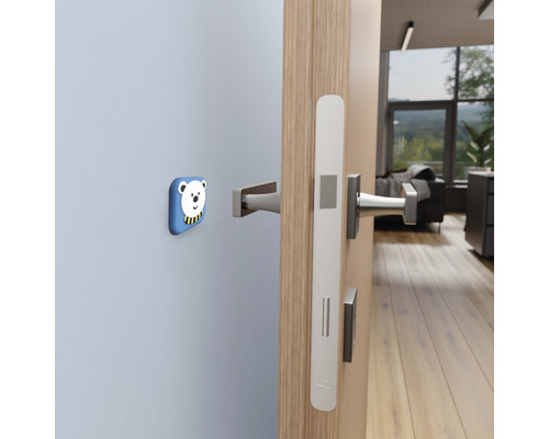 Dveře s klikou a zarážka dveří s motivem medvěda