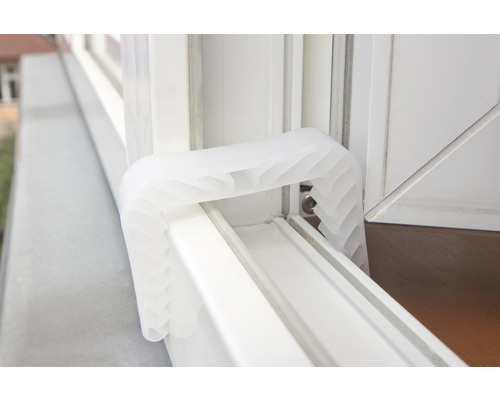 Plastová pojistka okna na rámu okna