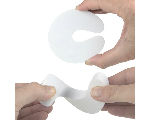 Dva zarážky dveří jsou drženy v ruce