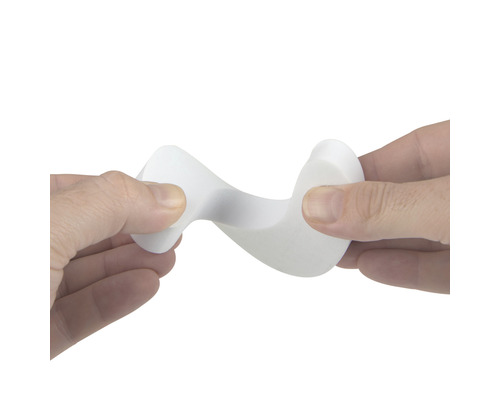 Osoba ohýbá flexibilní dveřní zarážku