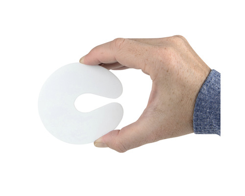 Ruka drží dveřní zarážku z plastu