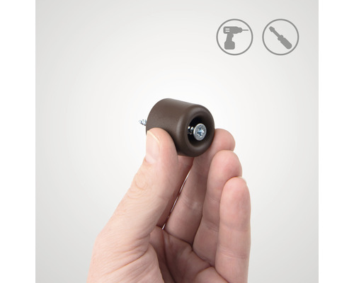 Hnědá dveřní zarážka se šroubem v ruce