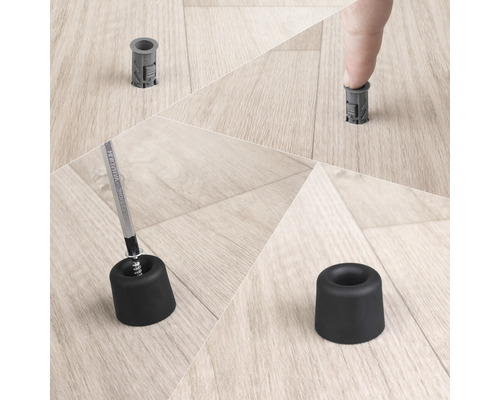 Montáž černé dveřní zarážky s hmoždinkou na dřevěnou podlahu.