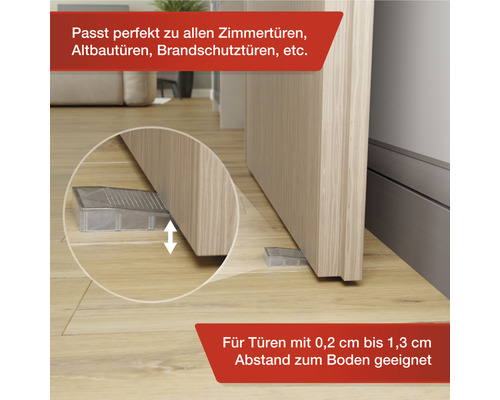 Dveřní zarážka pod dřevěnými dveřmi na dřevěné podlaze