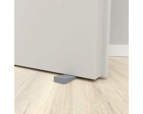 Šedá gumová zarážka dveří před dveřmi