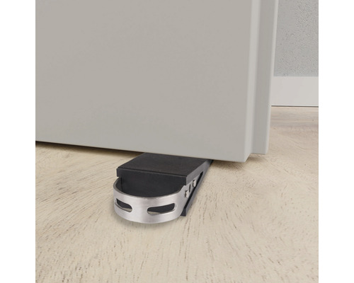 Dveřní zarážka z kovu a gumy zajišťuje dveře