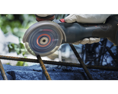 Osoba řeže ocel úhlovou bruskou X-Lock.