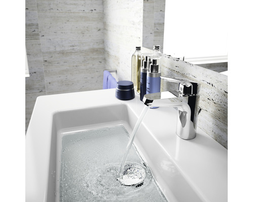 Moderní koupelnové umyvadlo s baterií a tekoucí vodou.